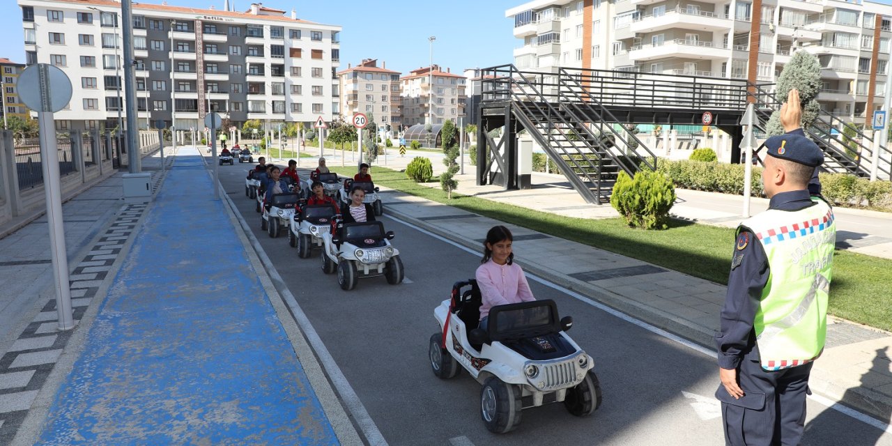 Karatay’da minik öğrenciler eğlenerek trafik bilincini öğreniyor