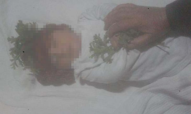 Suriye'de bombalardan kaçan ailenin 7 aylık bebeği donarak öldü