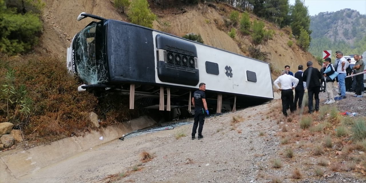 TIR ile çarpışan yolcu otobüsü devrildi! Çok sayıda yaralı var