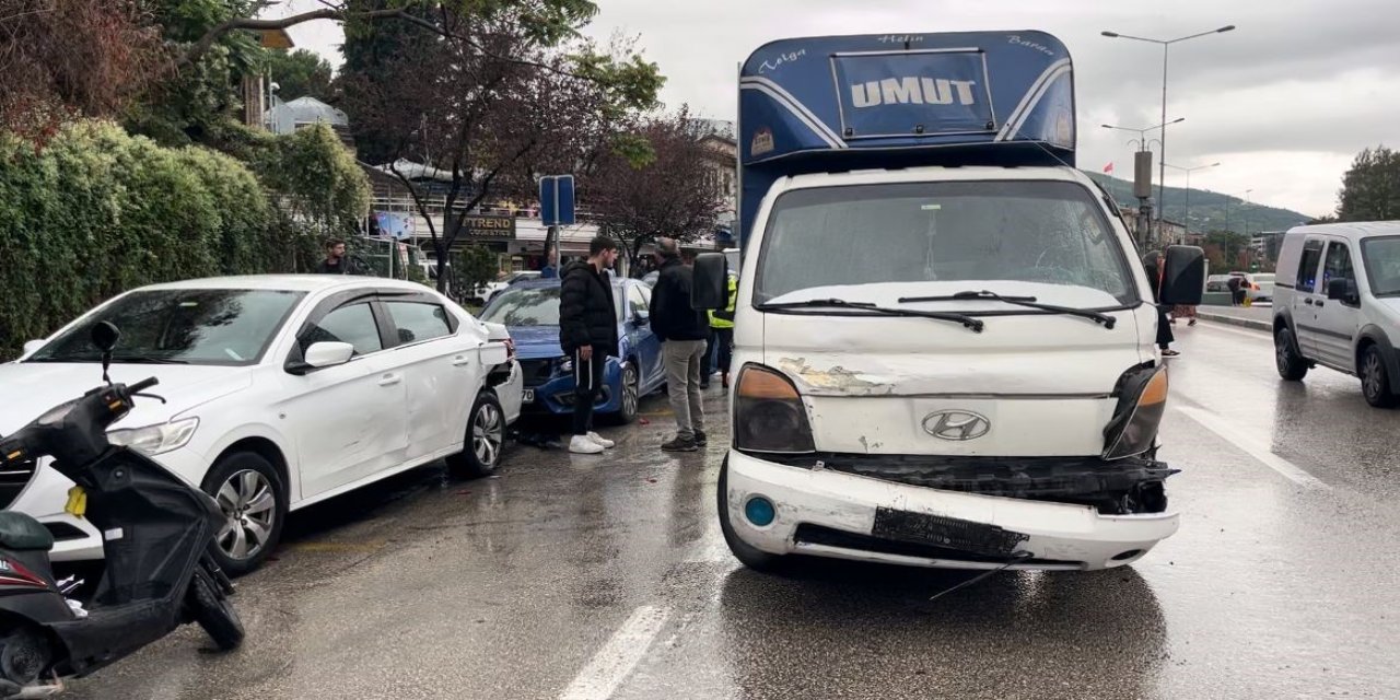 Kuryeye çarpmamak için manevra yapan kamyonet 4 araca çarptı