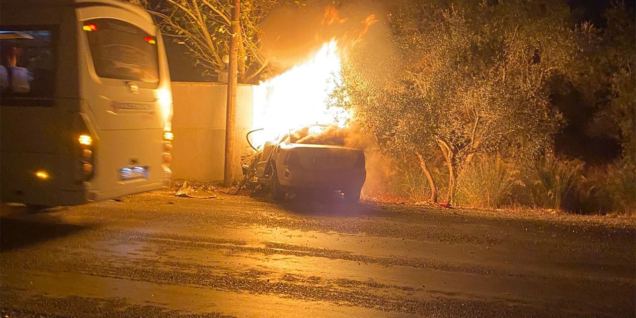 Duvara çarpan otomobil yandı, sürücü öldü