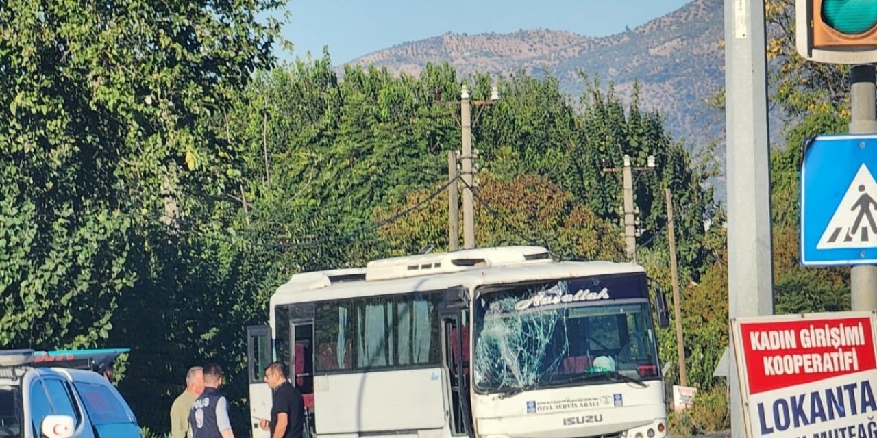 Freni tutmadı, başka servis aracına çarptı