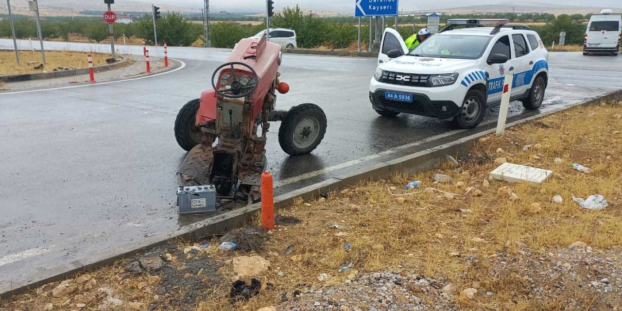 Yolcu otobüsü ve traktör çarpıştı, biri ikiye bölündü: 1 ölü, 1 yaralı