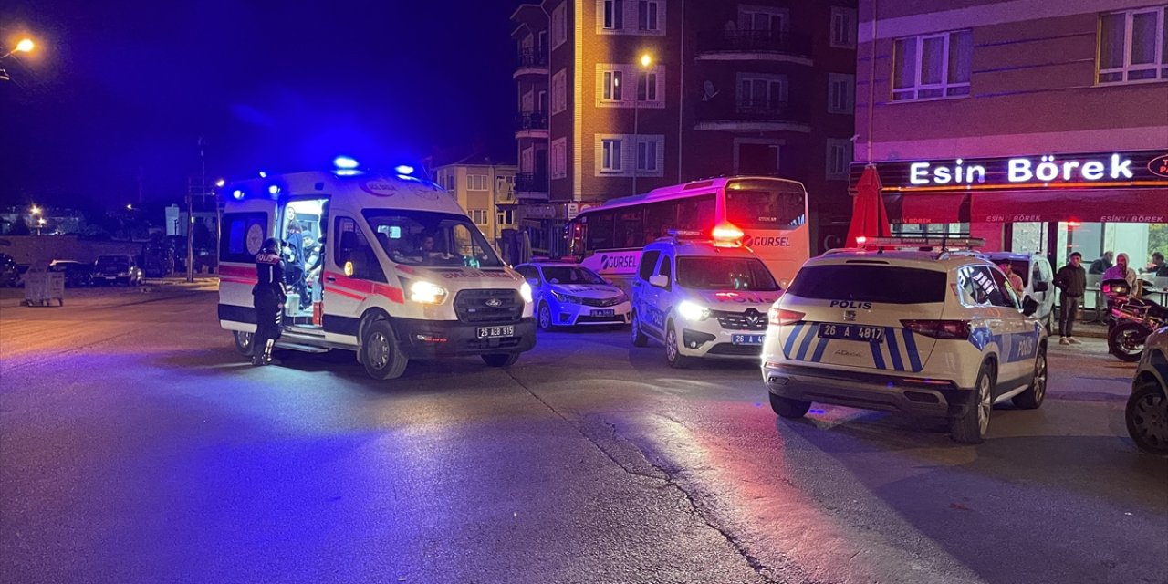 Polisten kaçarken hafif ticari araç ve polis motosikletine çarptı: 4 yaralı