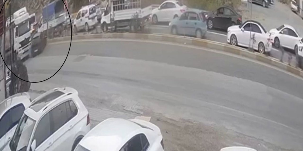 Tırın kör noktasında kalan otomobil metrelerce sürüklendi