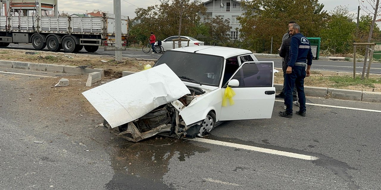 Kontrolden çıkarak refüje çarpan araç hurdaya döndü