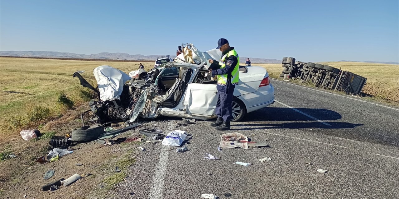 Otomobil ile pancar yüklü tır çarpıştı: 2 ölü, 1 yaralı