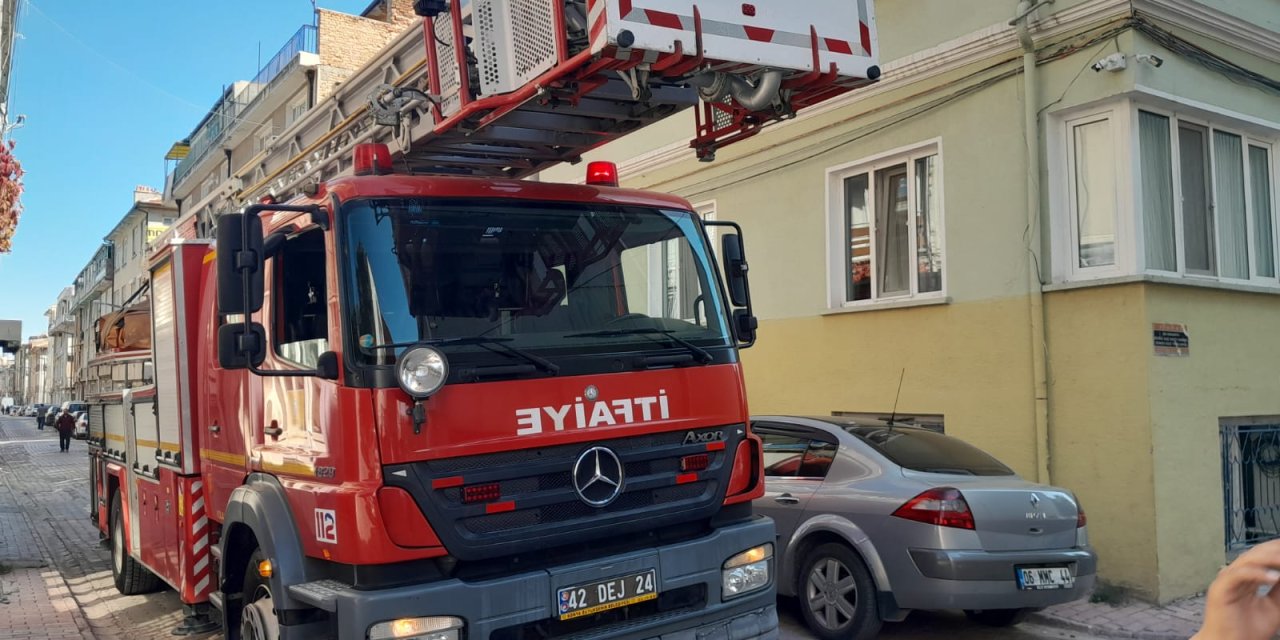 Konya’da yangın ihbarına giden itfaiye ara sokakta kaldı