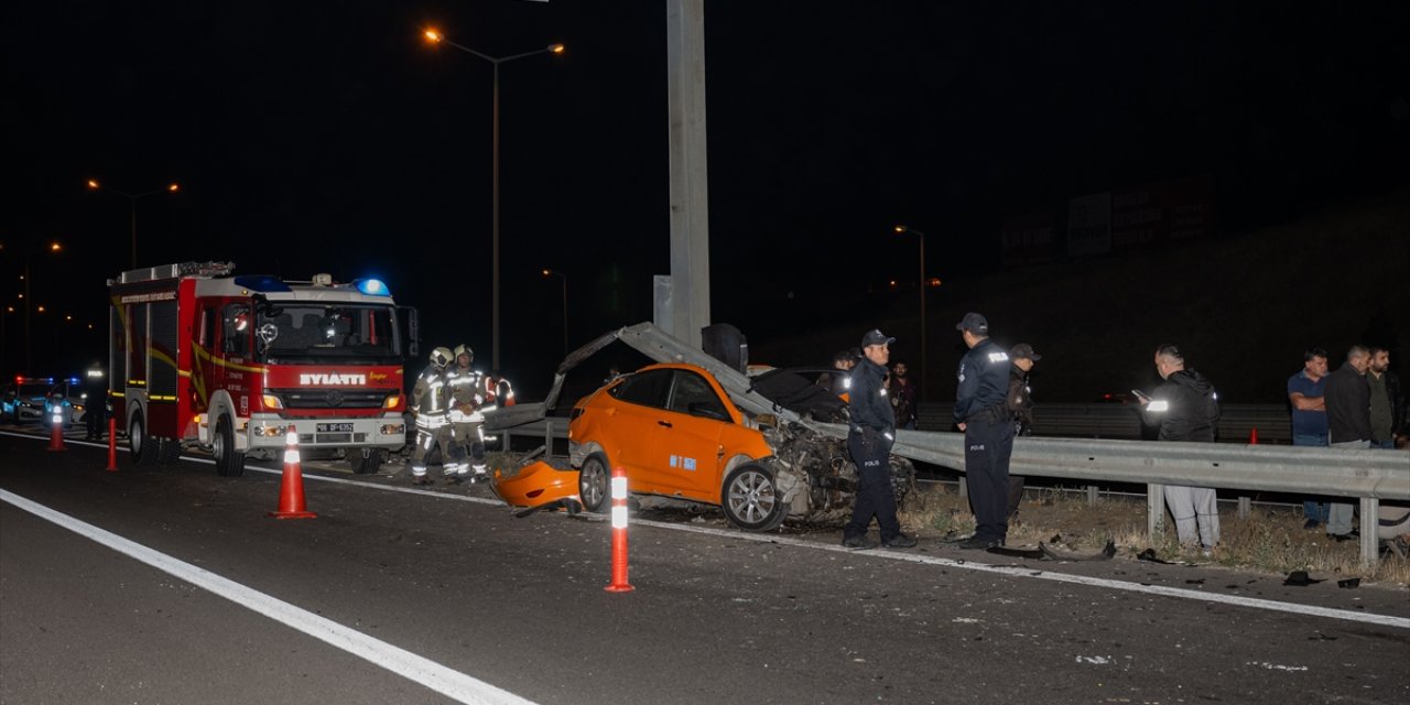 Taksi bariyerlere saplandı, sürücü feci şekilde öldü