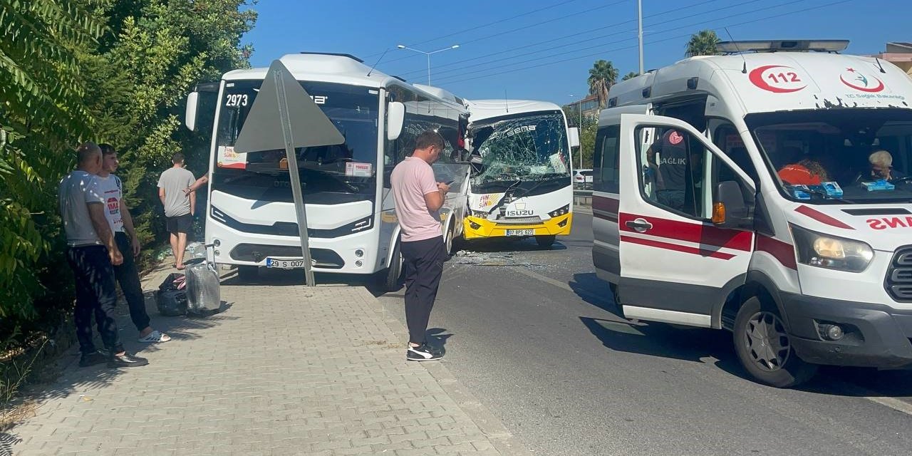 Tur midibüsleri çarpışması sonucu 12 kişi yaralandı