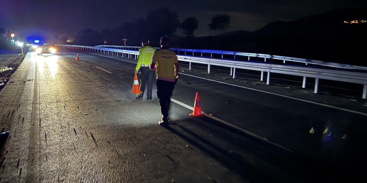 Motosiklet hafif ticari araçla çarpıştı: 2 ölü