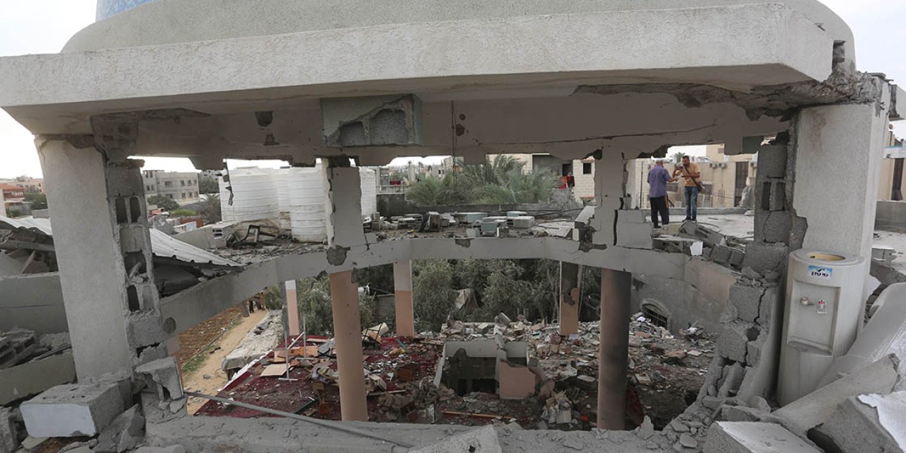 Katil İsrail Gazze’de okul ve camiyi bombaladı