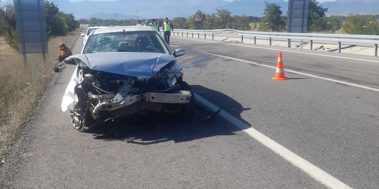 Konya’da lastiği patlayan otomobil kaza yaptı: 2 yaralı