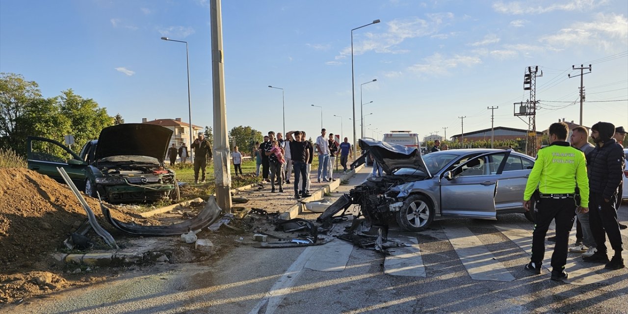 Konya'da 2 otomobil çarpıştı! O an kamerada