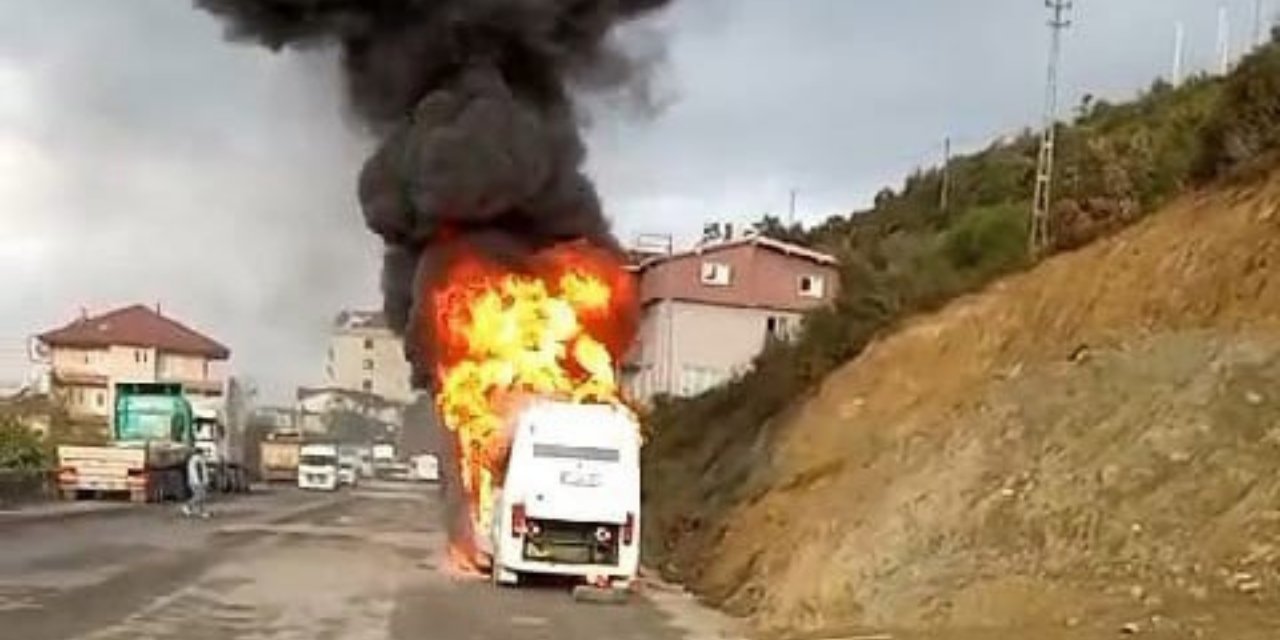 İşçi servisi alev topuna döndü, sürücü canını zor kurtardı