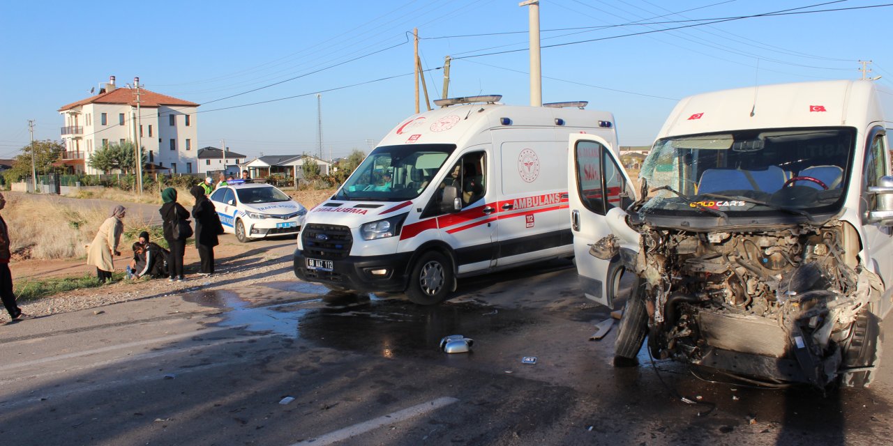 Aksaray’da öğrenci servisi ile TIR çarpıştı! Çok sayıda yaralı var