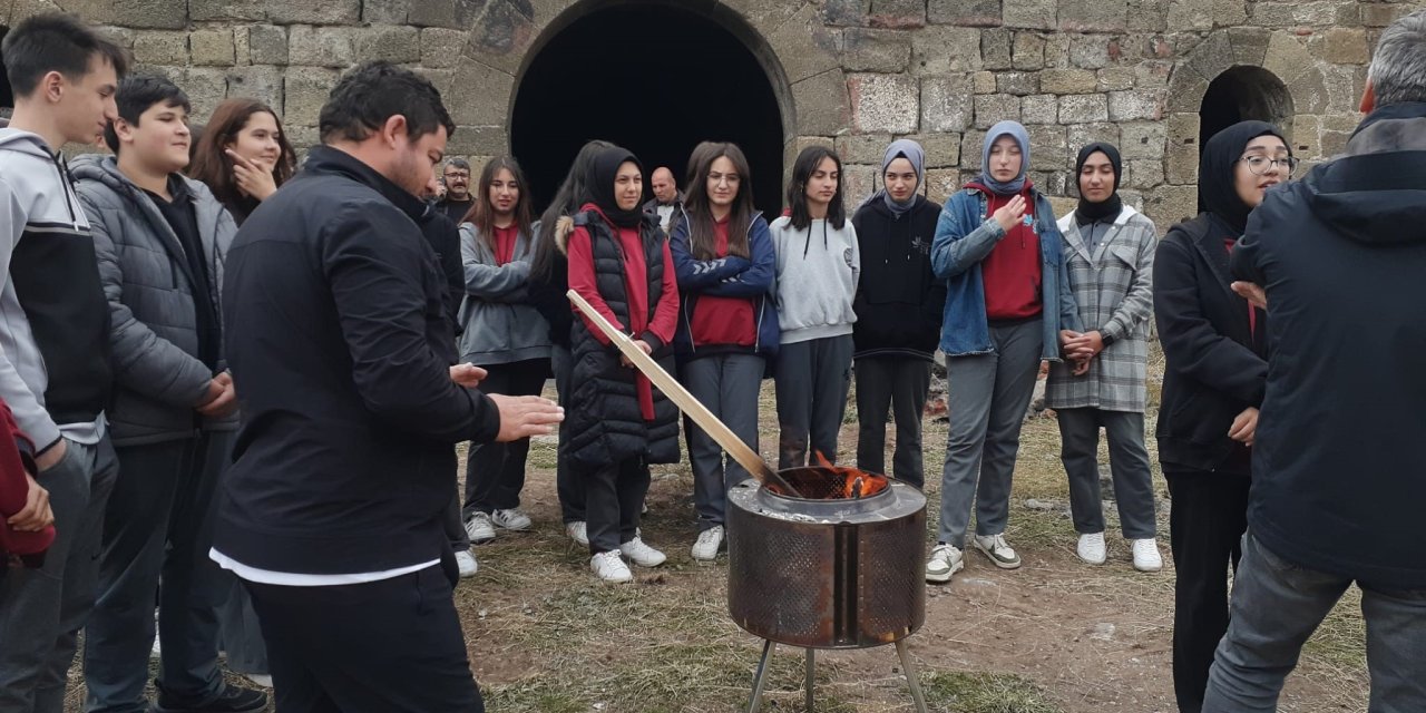 Tarih derslerini tabyada işliyorlar