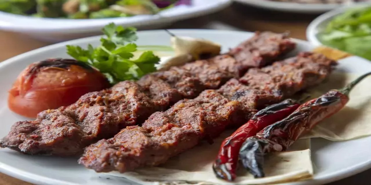 Konya’daki bir restoran Adana Kebap diye bunu yedirmiş