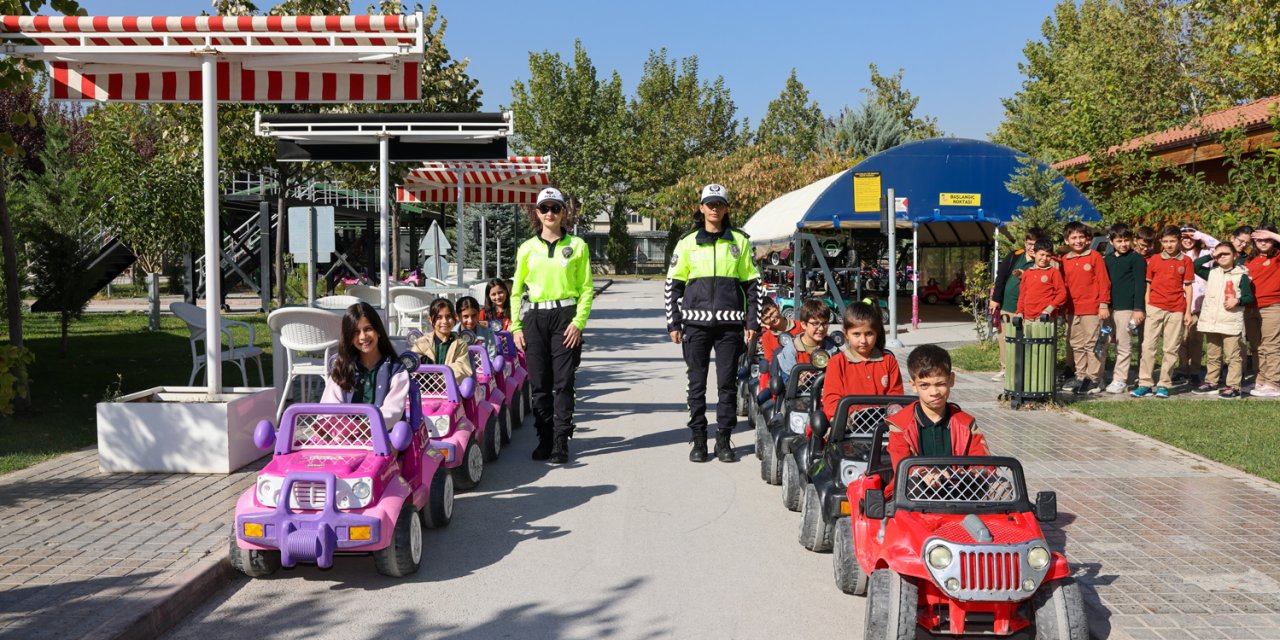 Selçuklu’nun trafik parkında öğrenciler eğlenerek öğreniyor