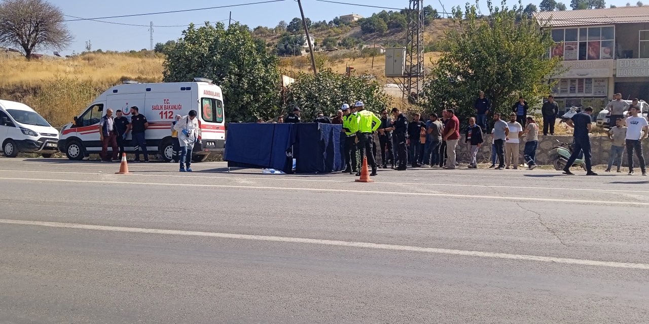 Yolun karşısına geçmeye çalışıyordu, tırın altında kalarak feci şekilde can verdi