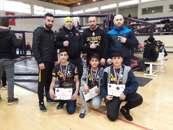 MMA müsabakasına katılan Kululu gençler 3 madalya kazandı