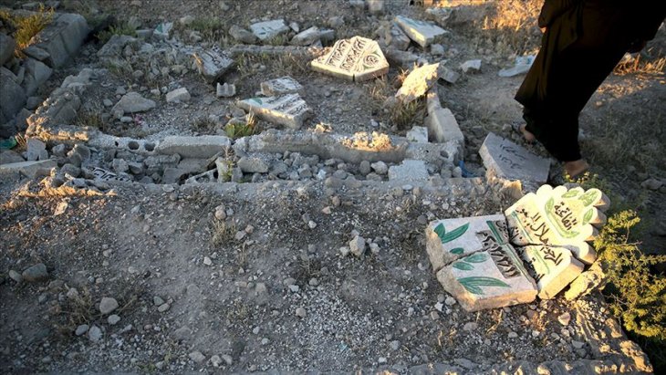 Esed güçleri 9 yıl sonra muhaliflerden aldıkları yerleşimlerde mezarlıkları da yıkıyor