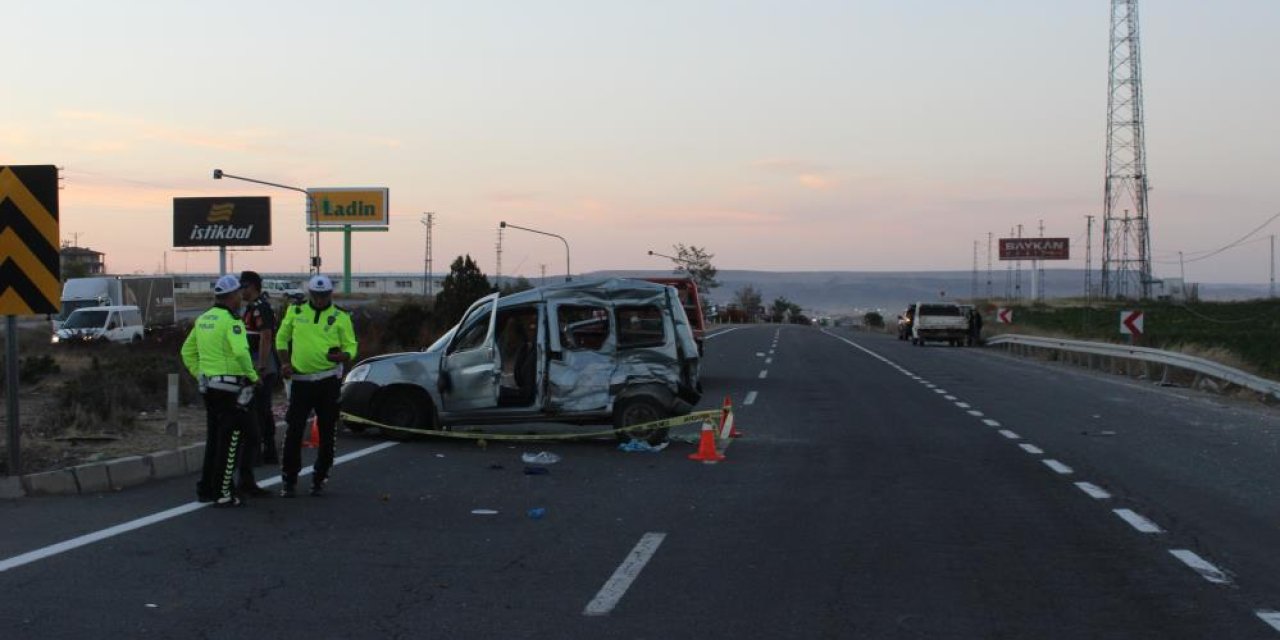 Feci kaza! Öğretmenleri duraktan alan araca kamyon çarptı: 1 ölü, 5 yaralı