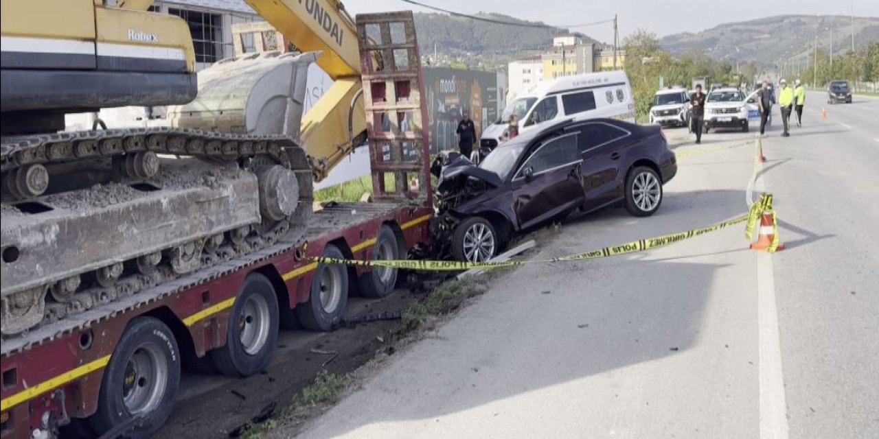 Park halindeki TIR'a çarpan otomobilin sürücüsü can verdi