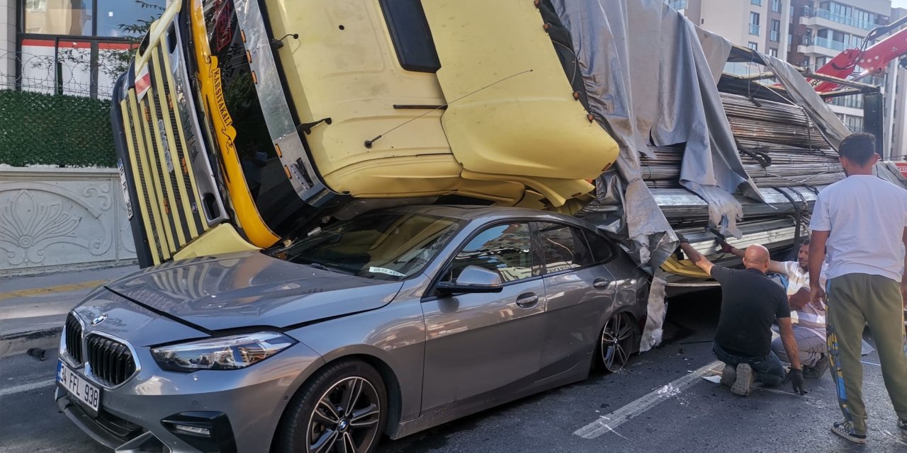 Polisten kaçan tır otomobillerin üzerine devrildi: 2 yaralı