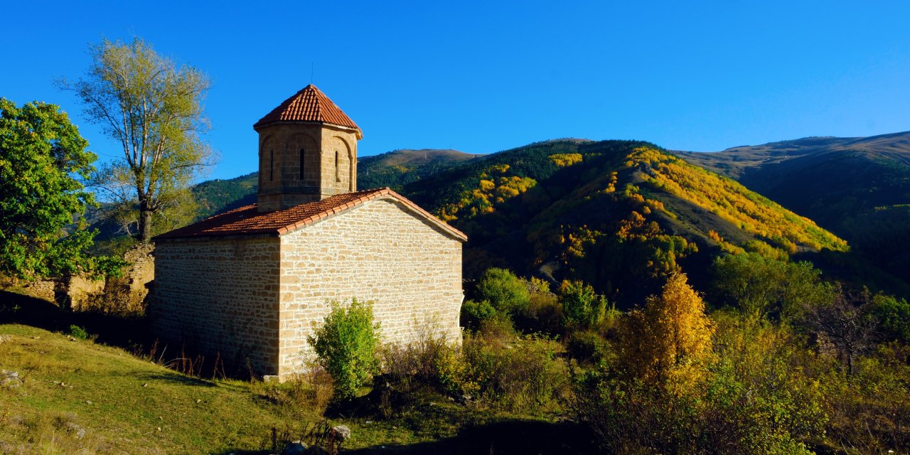 Sonbaharın eşsiz güzelliği, 674 yıllık Manastır'a renk veriyor