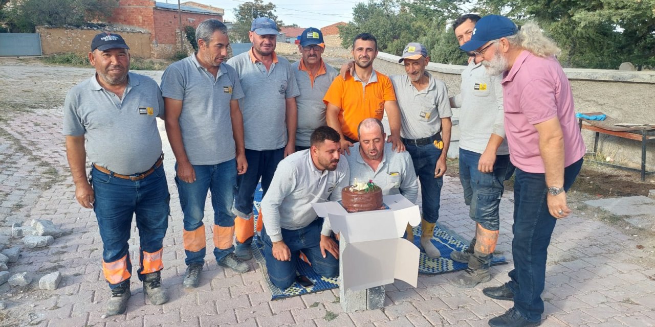 Konya’da mezarlığa çalışmaya gelen işçilere doğum günü sürprizi