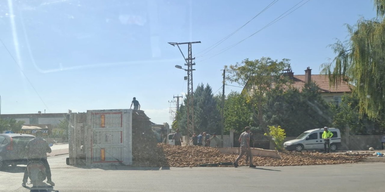 Konya’nın merkezinde pancar yüklü TIR devrildi