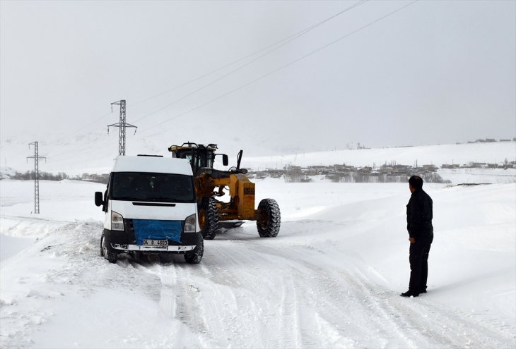 Kar ve tipi nedeniyle yolda mahsur kalan 13'ü öğrenci 15 kişi kurtarıldı