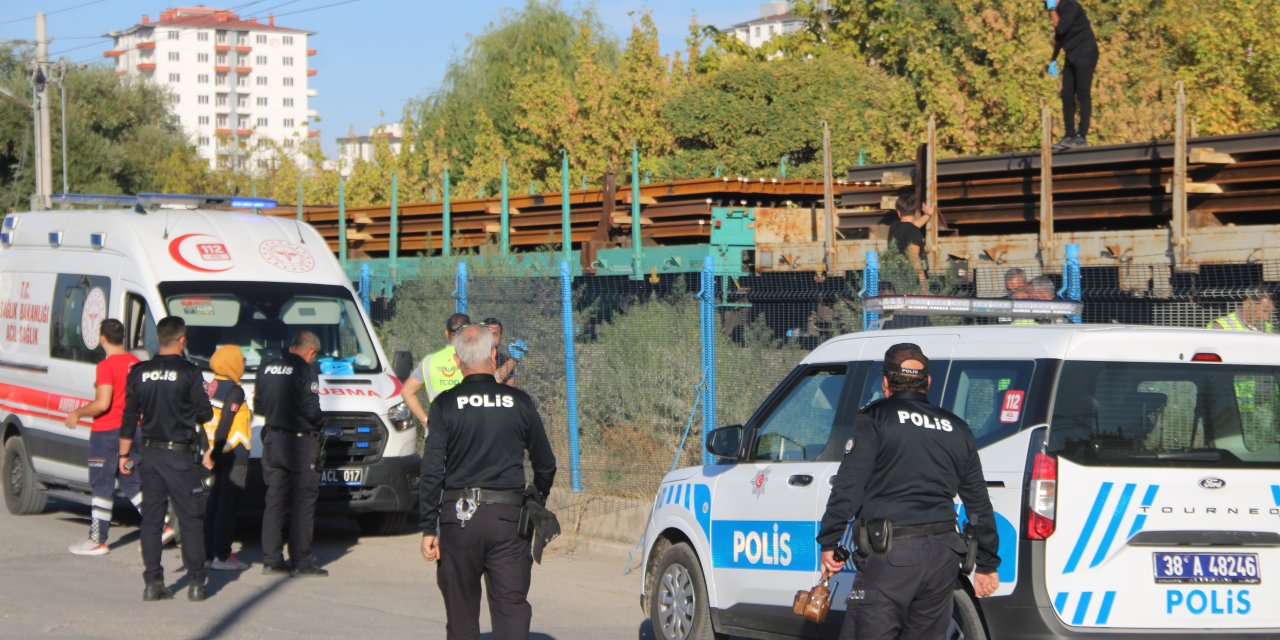 Tren raylarında feci kaza: Yaşlı adam yük treninin altında kalarak hayatını kaybetti