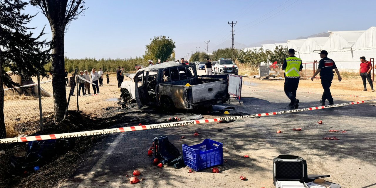 Motosiklet ile kamyonet çarpıştı! 2 araç alev aldı, 2 kişi öldü