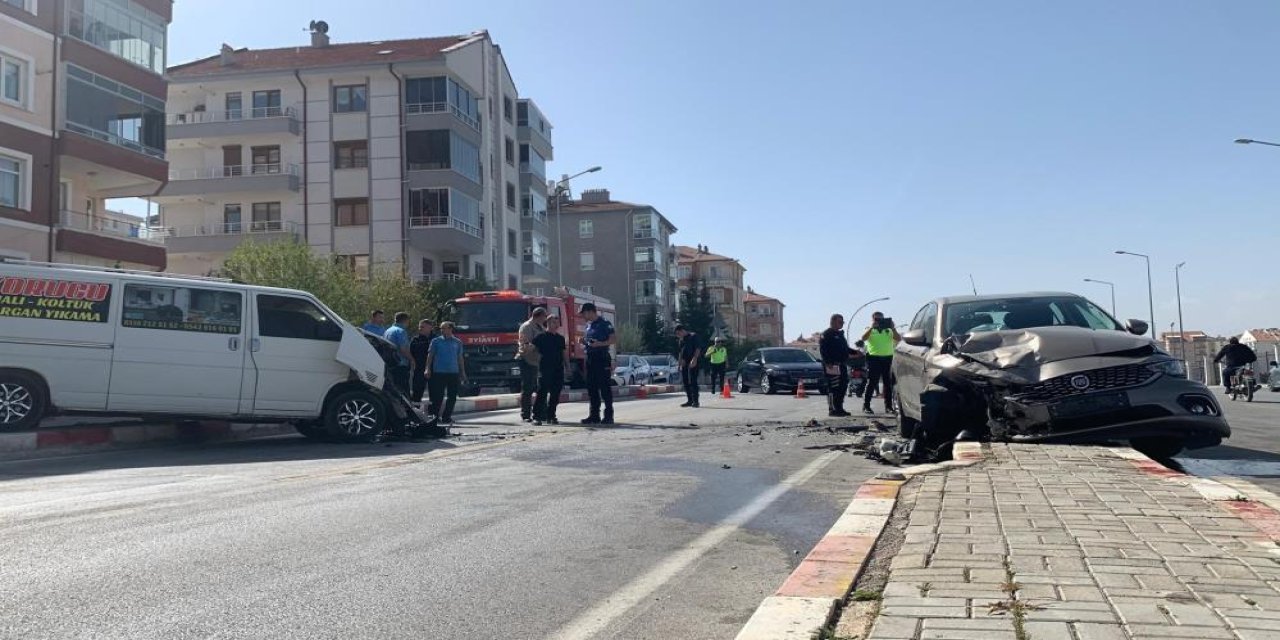 Üniversite Mahallesinde 2 araç kafa kafaya çarpıştı: 1’i bebek 6 yaralı var