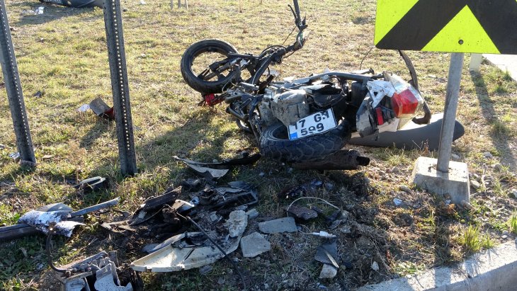 Otomobil motosikletle çarpıştı: 1 ölü, 2 yaralı