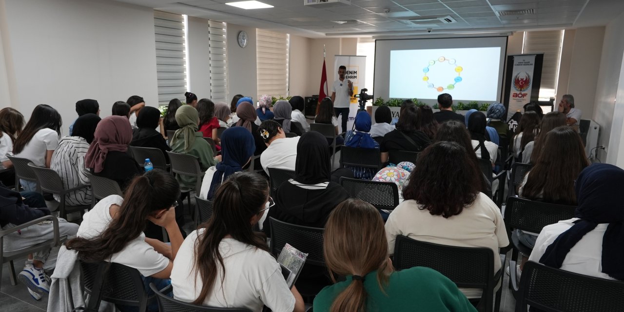 Konya’da öğrenciler terör örgütlerinin tuzaklarına karşı bilinçlendiriliyor