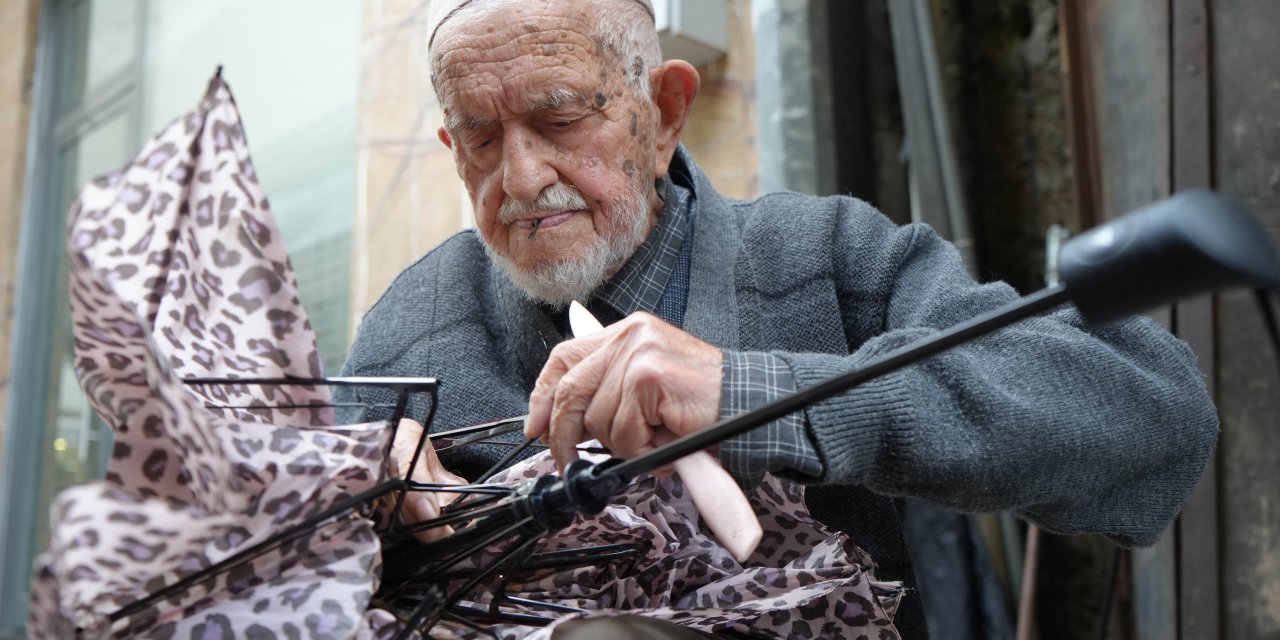 Türkiye'nin en yaşlı şemsiye tamircisi