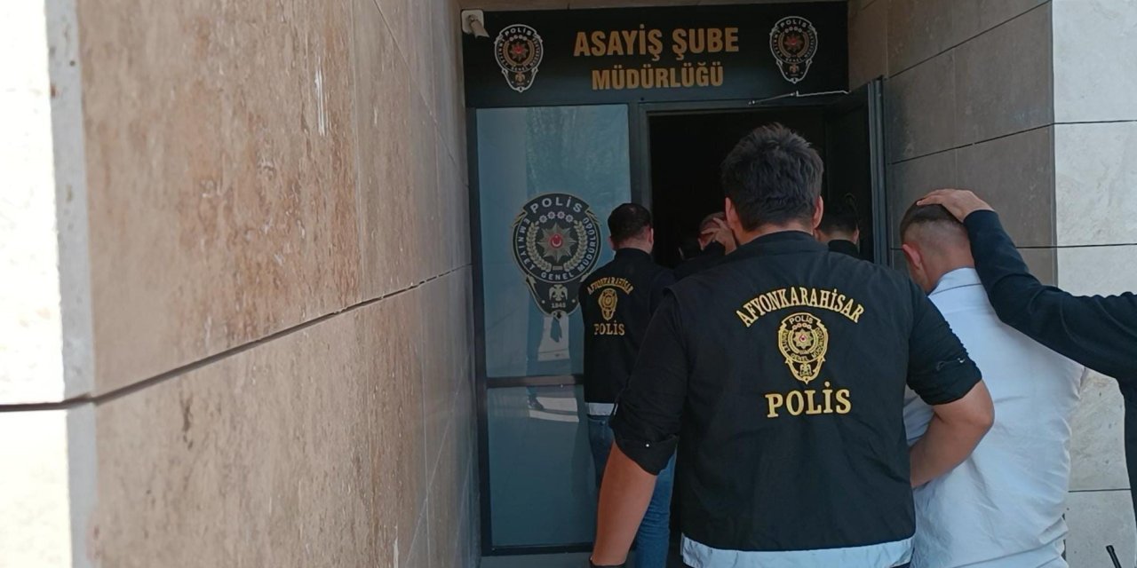 Camdan dışarıya çıkardıkları sürücüyü 3 kişi darp etmişti, polis takibiyle kıskıvrak yakalandılar