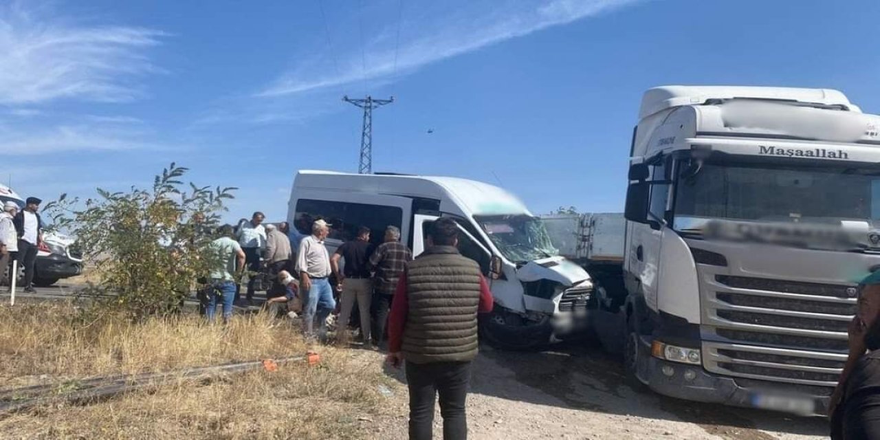 Yolcu minibüsü ile TIR çarpıştı: Çok sayıda yaralı var