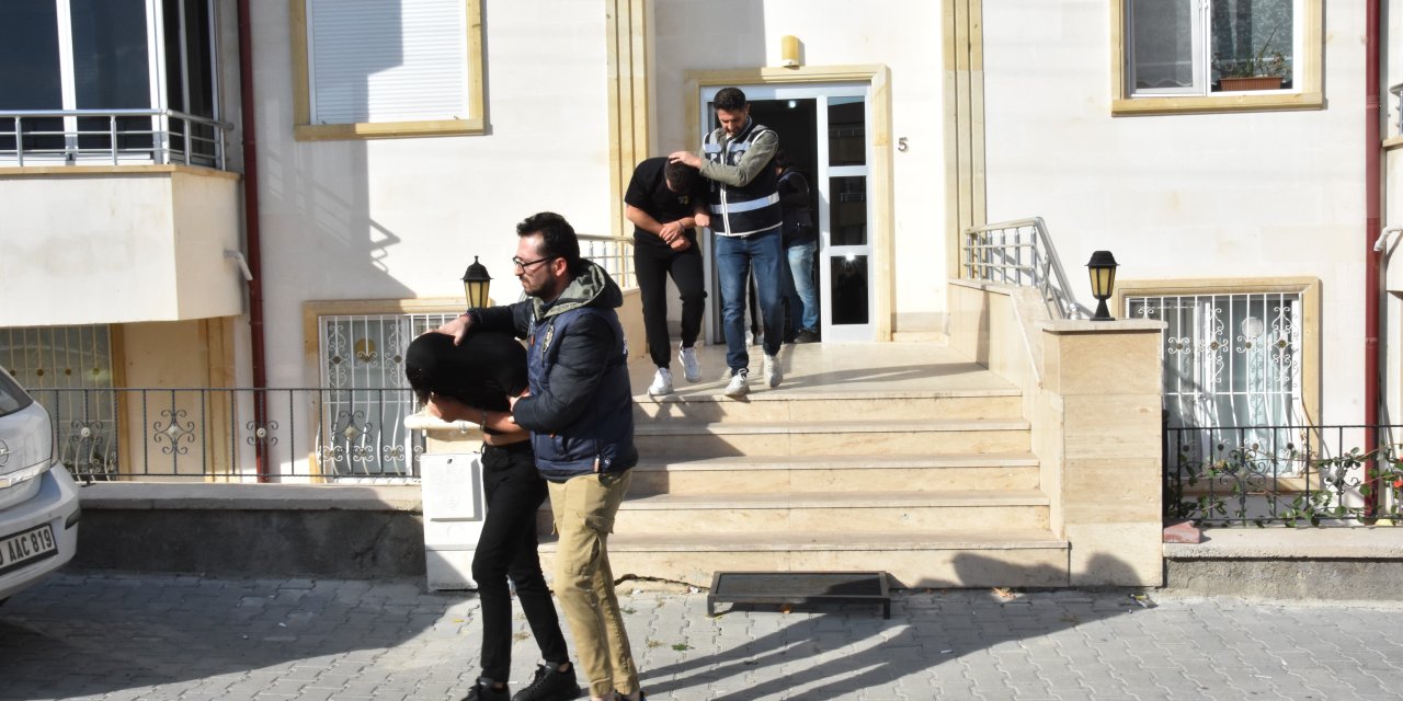 Öğrencilerin hesaplarını kullanan yasa dışı bahis çetesine operasyon