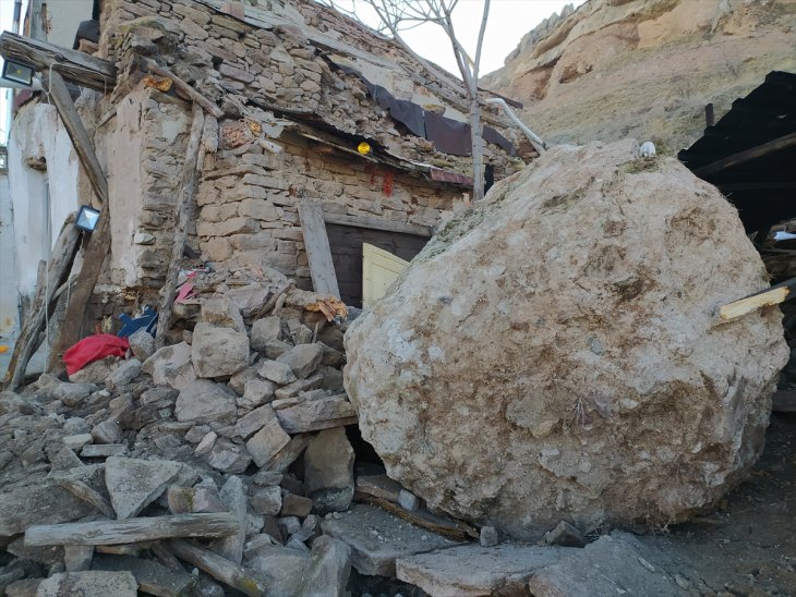 Konya’da korku dolu anlar! Dağdan yuvarlanan 10 tonluk kaya evi yıktı