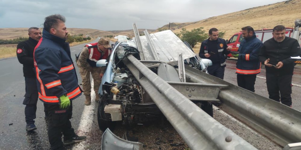 Bariyere saplanan bu otomobilden sağ çıktı