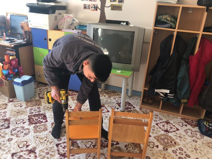Konya’da lise öğrencileri yaşlıların evlerinin ardından şimdi de okulları onarıyor