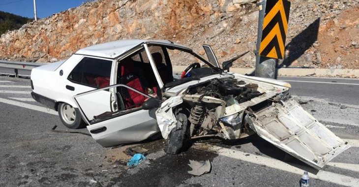 Konya yolundaki kazada otomobil bu hale geldi, sürücü ve eşi yaralı kurtuldu