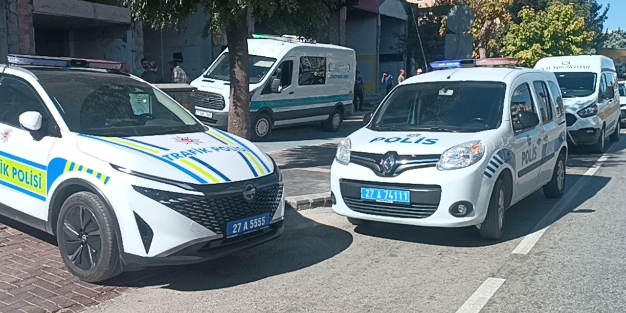 Depremde ağır hasar alan binada ceset bulundu