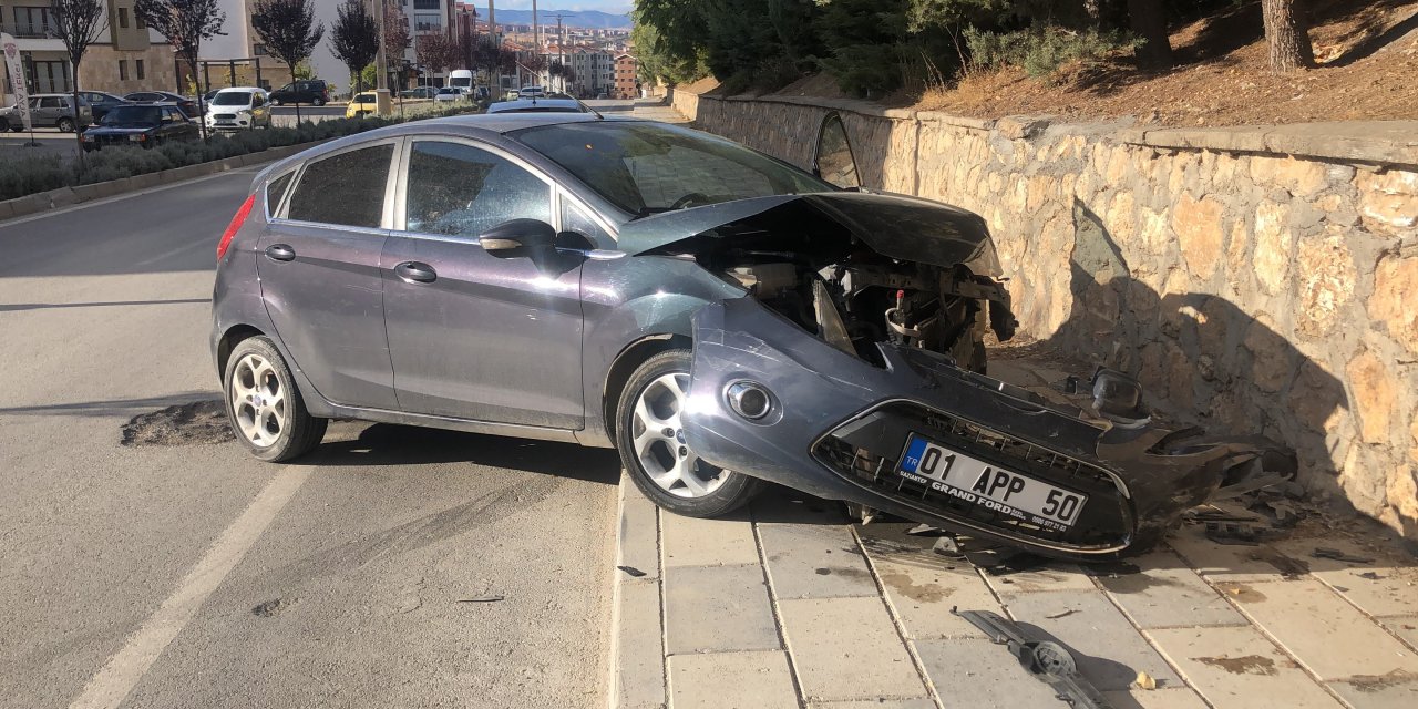 Otomobil önce refüje ardından bahçe duvarına çarptı