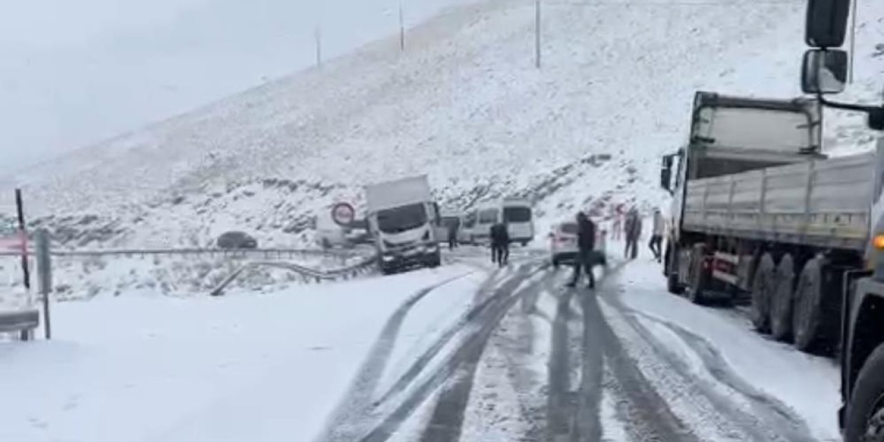 İki ili bağlayan yol beyaza büründü, sürücüler mahsur kaldı