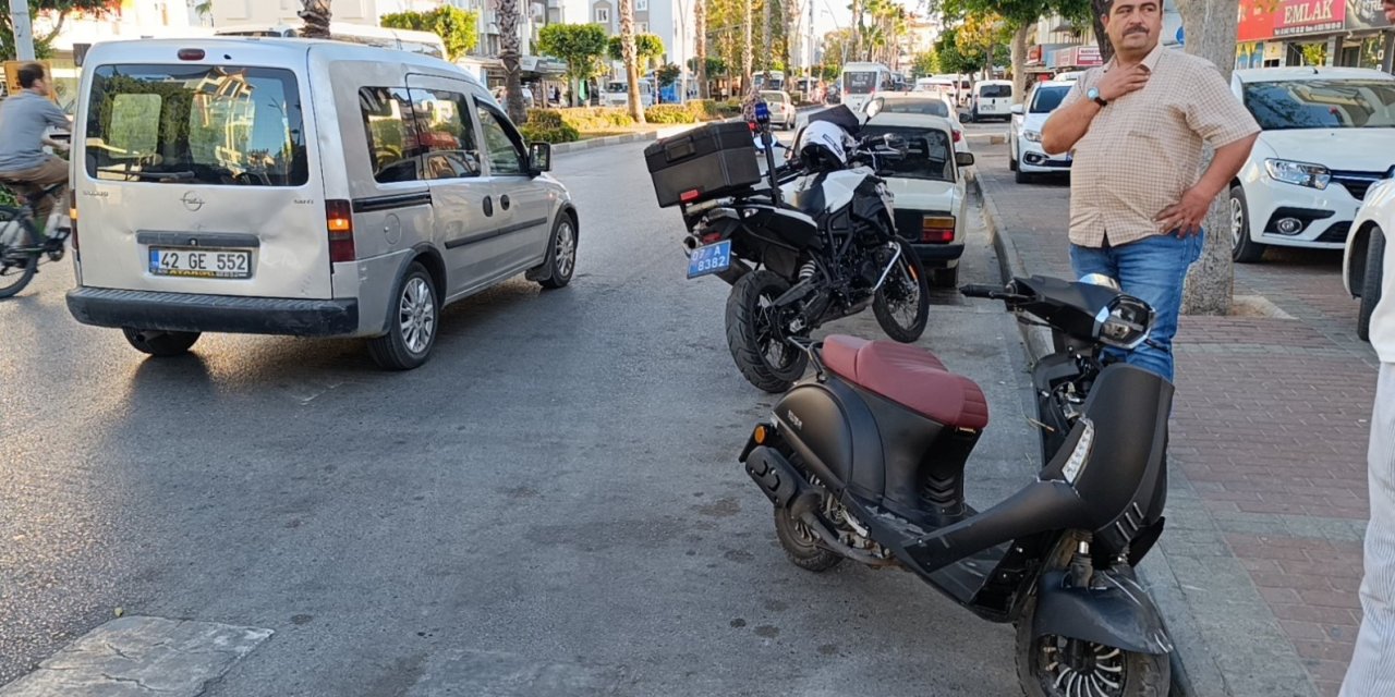 Motosiklet Konya plakalı araca çarptı! O an kamerada